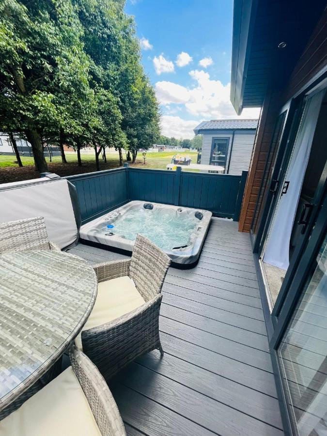 Fir Tree Lodge With Hot Tub York Exterior foto